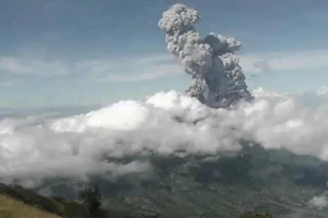 Indonesia: Núi lửa Merapi phun trào, tung khói bụi cao 6.000 m