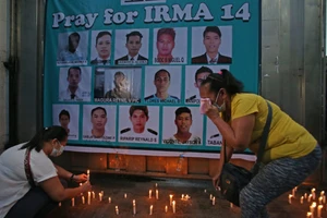 Người dân Philippines đốt nến cầu nguyện cho những người mất tích trên tàu cá Liberty 5. Ảnh: INQUIRER