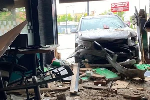 Canada: Một nhà hàng phở của người gốc Việt bị xe hơi tông phá