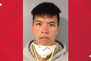 Bắn xuyên tường trúng hàng xóm, sinh viên gốc Việt bị khởi tố