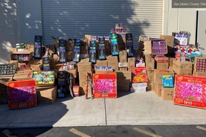 Mỹ bắt 1 người gốc Việt trong đường dây phân phối pháo hoa triệu đô