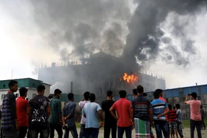 Cháy nhà máy sản xuất nước trái cây ở Bangladesh, ít nhất 52 người chết