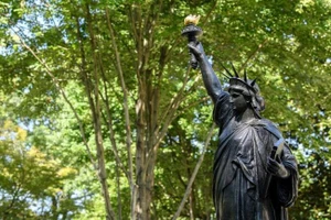 Ra mắt 'em gái' Nữ thần Tự do tại tư dinh Đại sứ Pháp ở Mỹ