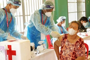 Campuchia tiêm mũi vaccine COVID-19 thứ sáu triệu, ông Hun Sen lại tặng tiền