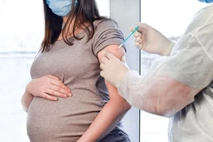 CDC Mỹ tiếp tục khuyến khích thai phụ tiêm ngừa COVID-19