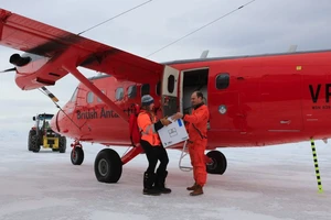 Vaccine COVID-19 đã đến ‘tận cùng trái đất’