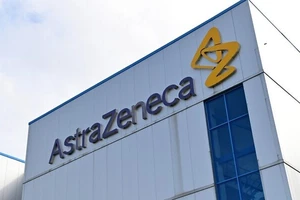 Thuốc AstraZeneca 'giảm phân nửa nguy cơ tử vong' do COVID-19