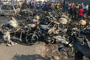 Xe cộ cháy rụi sau vụ tai nạn. Ảnh:AFP