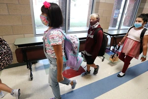 CDC Mỹ công bố hướng dẫn mới cho phép trẻ em bị phơi nhiễm SARS-CoV-2 đến trường