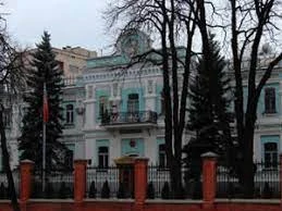 Sứ quán Trung Quốc ở Ukraine khuyến cáo công dân dán cờ trên xe khi ra ngoài