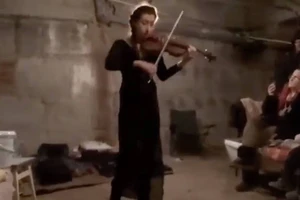VIDEO: Nghệ sĩ vĩ cầm Ukraine biến hầm trú bom thành phòng hòa nhạc 