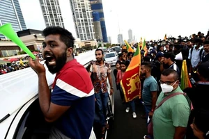 Khủng hoảng Sri Lanka: Giá nhiên liệu tiếp tục tăng mạnh ngay trước cuộc đàm phán cứu trợ với IMF