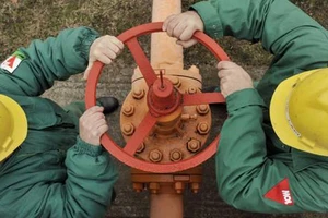 Hungary nói 10 nước EU đang âm thầm trả tiền mua khí đốt Nga bằng đồng rúp