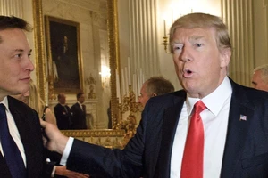Tỉ phú Elon Musk và ông Trump trong một sự kiện hồi năm 2017. Ảnh: RTE