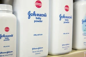 Johnson & Johnson ngừng bán phấn rôm trẻ em làm từ bột talc trên toàn thế giới