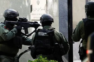 Cảnh sát chống khủng bố Albania khám xét đại sứ quán Iran sau khi tài liệu bên trong bị đốt bỏ 