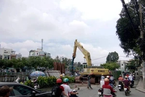 Nhà thầu Trung Quốc bắt đầu chống sụp đường Trường Sa