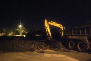  Biết nguồn phát tán mùi hôi, hết cấm chở bùn về đêm