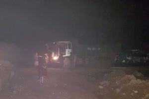 Cảnh sát môi trường bắt nhiều xe đổ bùn thải trong đêm