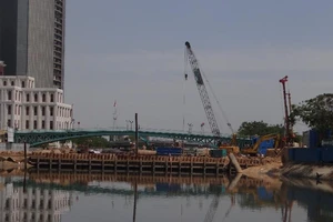 Nước đổi màu, sủi bọt gần cống ngăn triều Bến Nghé