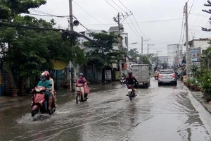 Sài Gòn đột ngột mưa to giữa mùa khô