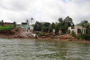 Nhà cửa tan hoang bên dòng sông mỏ cát