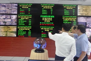 Dân SG nhìn bảng điện tử để biết ô nhiễm môi trường