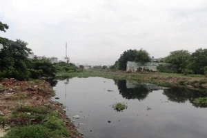 Tự nhấn chìm sà lan trên kênh ở Sài Gòn