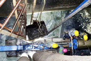 Hấp dẫn clip sửa cống sụp dưới đáy kênh Nhiêu Lộc