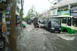 Nước mưa tuôn như thác, cuốn trôi xe ở Sài Gòn