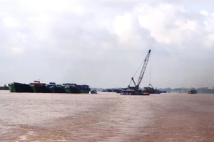 Nạo vét luồng nhưng 'chăm chăm' lấy cát