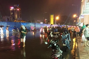 Mưa lớn, chợ Bến Thành lần đầu bị ngập