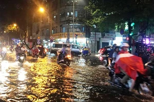  Bão không vào, trung tâm Sài Gòn bất ngờ bị ngập 