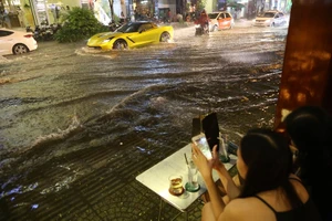  Hàng chục đường Sài Gòn tụ nước nhưng không cho là ngập