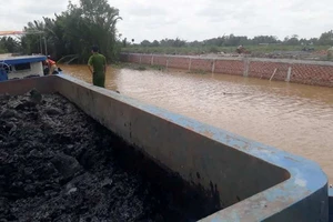  Cảnh sát bắt sà lan chở hàng chục tấn bùn đổ bậy 