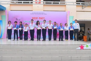 Ông Trần Dũng Hà, Phó Giám đốc BHXH TP.HCM trao học bổng cho các em trường THCS Nguyễn Văn Luông. Ảnh: CTV