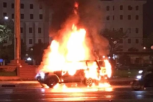 Người đàn ông tự đốt xe ô tô rồi livestream lên mạng xã hội