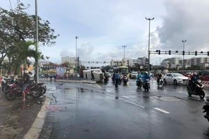 Xe container lật ngửa khi vào khúc cua trên đường