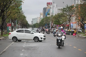 Hàng loạt ô tô, xe máy ở Đà Nẵng 'ngậm nước' chết máy nằm la liệt