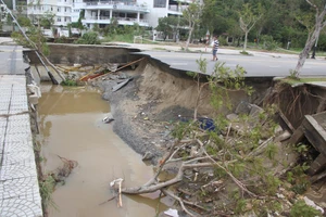 Tuyến đường du lịch lên bán đảo Sơn Trà bị chia cắt hoàn toàn