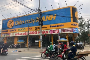 Nhân viên siêu thị khóc ròng vì bị trộm 130 chiếc điện thoại trong lũ dữ