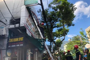 Shop quần áo thể thao cháy dữ dội vào sáng sớm