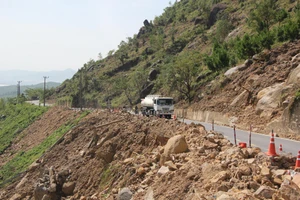  Nhiều điểm sạt lở trên đường đèo Hải Vân chưa thể khắc phục