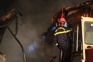 Kho phế liệu cạnh Quốc lộ 14B cháy dữ dội, giao thông ách tắc 