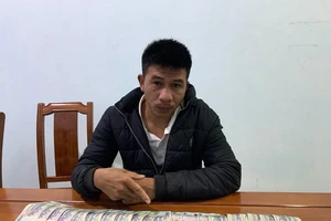 Bắt 2 người xài tiền giả ở Đà Nẵng, phát hiện 'xưởng' in tiền ở TP.HCM