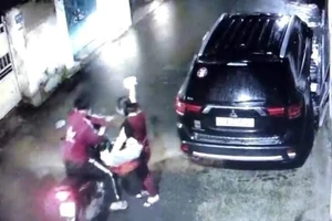 Vờ hỏi đường để giật bay dây chuyền 1 phụ nữ đi bộ