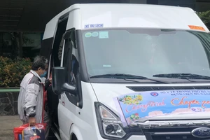 Chuyến xe nghĩa tình giúp bệnh nhân nghèo về quê ăn Tết