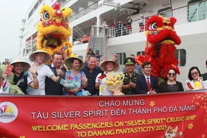 Đón chuyến tàu biển châu Âu xông đất đầu năm