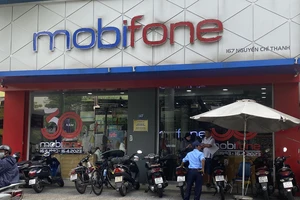 Đà Nẵng: Khách hàng ùn ùn đi cập nhật thông tin vì sợ khoá thuê bao