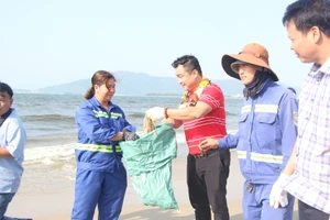 Diễn viên Lý Hùng tham gia dọn rác ở biển Đà Nẵng